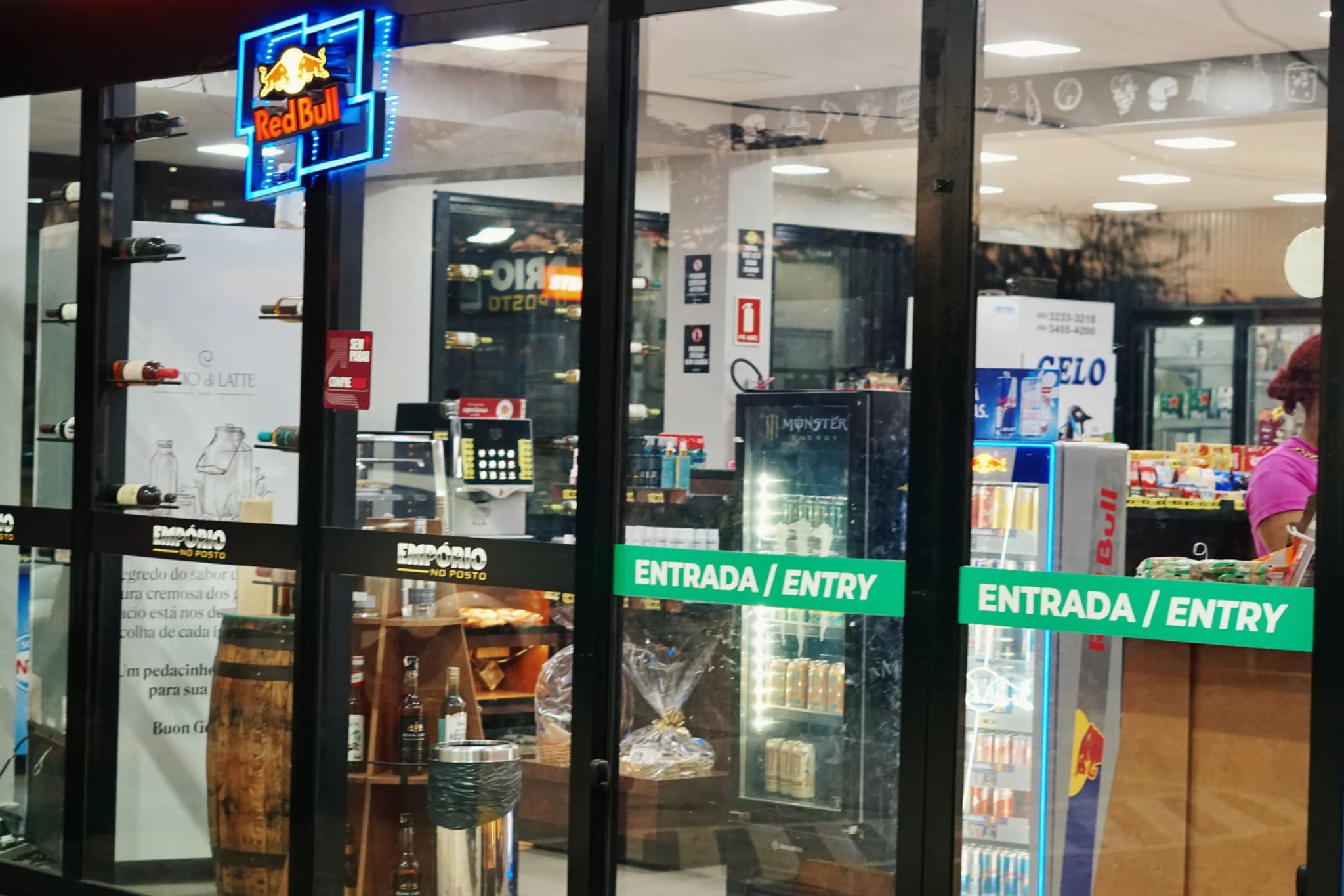 Balcão da conveniência com café